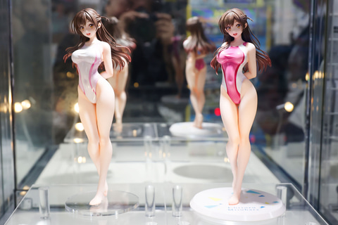 On the right is the re-released "Mizuhara Chizuru Competitive Swimsuit Ver.", and on the left is the new "Pink Line Competitive Swimsuit Ver." The figure is made of PVC and is approximately 255mm tall.