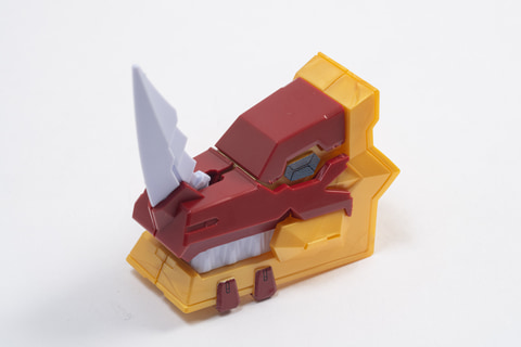 Simply fit the red exterior onto the gold base and attach the sticker to complete it.