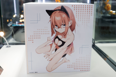 The side of the box also features the illustration that inspired the figure.