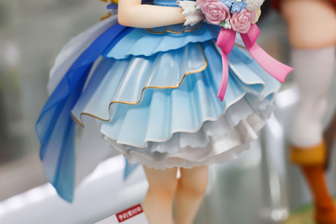 Clear parts are used to recreate the texture of the fabric.