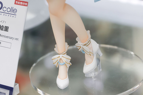 The feet are elegantly styled